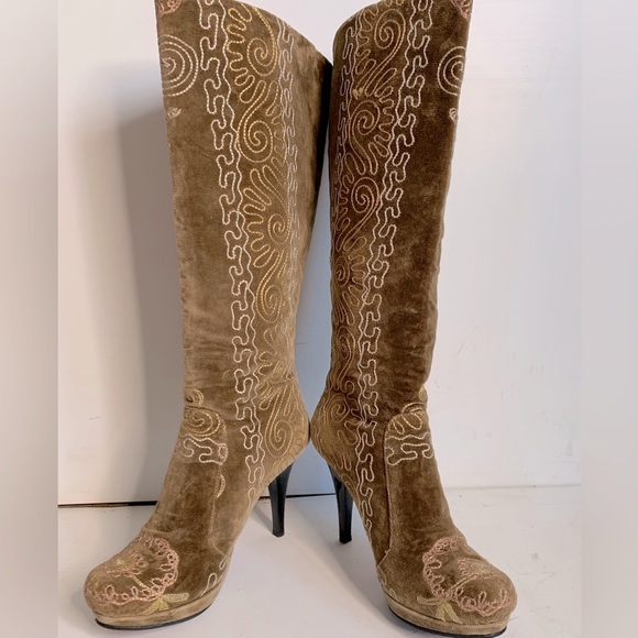 Killer Knee High Embroidered Boots🌸❤️Barely worn🌸 STUNNING 🌸🌸 - Picture 1 of 7